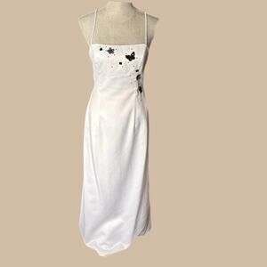 1997 WHITE FORMAL GOWN WITH BLACK BUTTERFLY AND FLOWER DETAIL 9/10